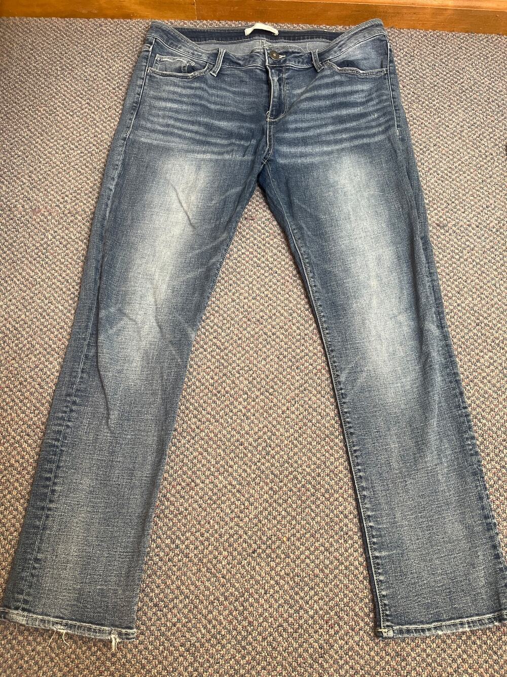 Daytrip Medium Wash Mid Rise Lynx Straight 34 Short